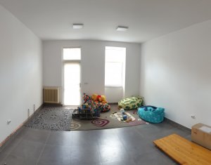 Spatiu birou tip casa, open space, semicentral-recent renovat.