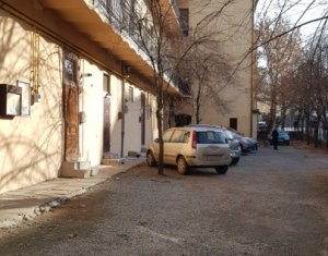 Spatiu servicii 60mp, 2 intrari, 1 parcare, zona Primarie Petru Maior