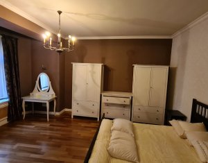 Apartament cu 2 camere, foarte spatios, ultracentral in cladire istorica!
