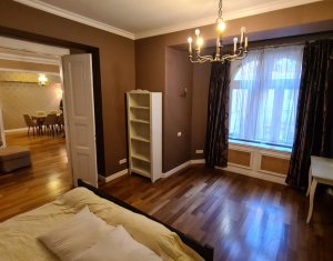 Apartament cu 2 camere, foarte spatios, ultracentral in cladire istorica!
