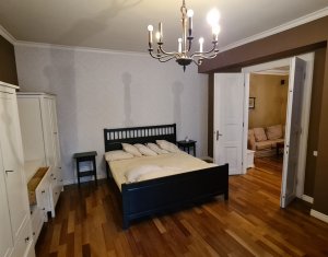 Apartament cu 2 camere, foarte spatios, ultracentral in cladire istorica!