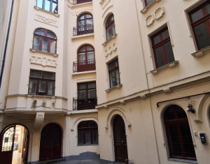 Apartament cu 2 camere, foarte spatios, ultracentral in cladire istorica!
