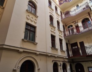 Apartament cu 2 camere, foarte spatios, ultracentral in cladire istorica!