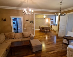 Apartament cu 2 camere, foarte spatios, ultracentral in cladire istorica!
