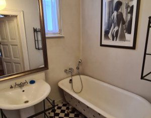 Apartament cu 2 camere, foarte spatios, ultracentral in cladire istorica!