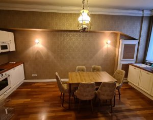 Apartament cu 2 camere, foarte spatios, ultracentral in cladire istorica!