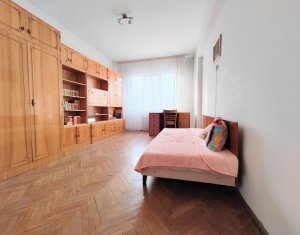 Apartament cu 3 camere, zona Horea (Facultatea de Litere)