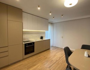 Apartament de inchiriat, 3 camere si gradina, Centru