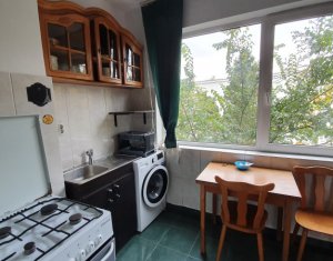 Apartament cu doua camere decomandat, Piata Mihai Viteazu