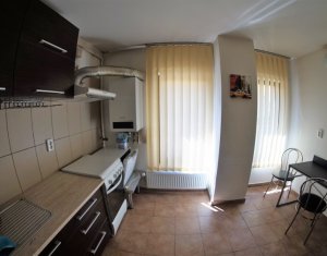 Inchiriere apartament 2 camere, decomandat, cu loc de parcare, central 
