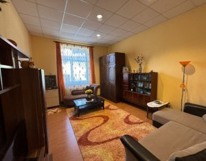 Apartament istoric, semicentral, cu 3 camere si 2 bai!