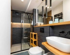 Apartament de 2 camere, decomandat, modern, zona Horea