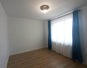 Apartament 3 camere, Zona Europa, Parcare, Garaj subteran, Balcon, Curte comuna