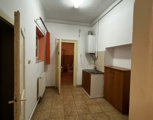 Spatiu la etaj 50mp, pivnita 35mp, 1 loc parcare, centru blvd Eroilor