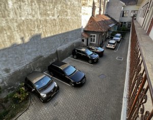 Spatiu la etaj 50mp, pivnita 35mp, 1 loc parcare, centru blvd Eroilor