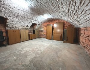 Spatiu la etaj 50mp, pivnita 35mp, 1 loc parcare, centru blvd Eroilor