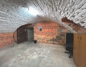 Spatiu la etaj 50mp, pivnita 35mp, 1 loc parcare, centru blvd Eroilor