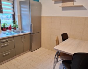 Apartament de inchiriat, 3 camere, parcare inclusa, Zona Sub Cetate
