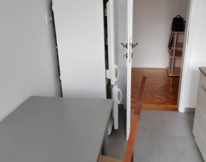 Apartament 3 camere, decomandat, 2 bai, balcon,cartier Andrei Muresanu