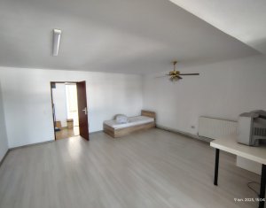 Apartament spatios cu 3 camere, decomandat, 115mp, zona Emerson
