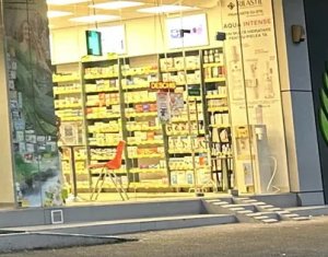 Spatiu comercial de inchiriat – vitrina ampla, pozitie semicentrala