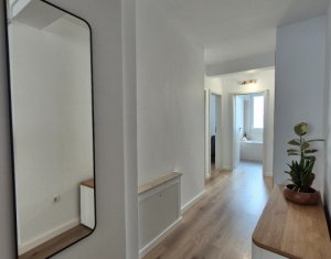 Apartament 3 camere, Zona Europa, Parcare, Garaj subteran, Balcon, Curte comuna