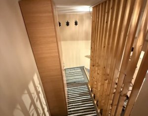 Apartament cu 3 camere, balcon, zona semicentrală