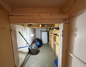 Apartament cu 3 camere, balcon, zona semicentrală