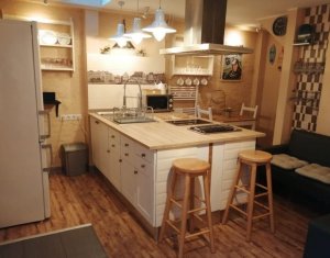 Apartament cu 3 camere, balcon, zona semicentrală