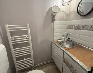 Apartament cu 3 camere, balcon, zona semicentrală