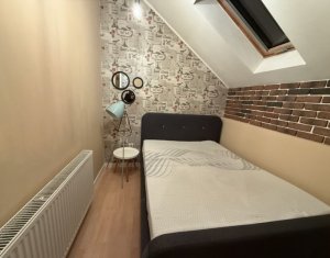 Apartament cu 3 camere, balcon, zona semicentrală