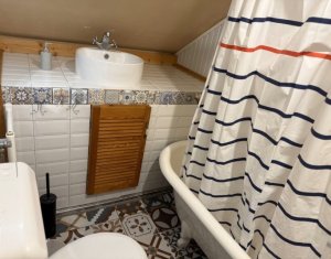 Apartament cu 3 camere, balcon, zona semicentrală