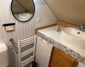 Apartament cu 3 camere, balcon, zona semicentrală