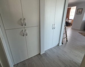 Apartament trei camere, semidecomandat, mobilat, zona BMW