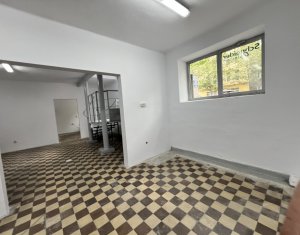 Spatiu comercial cu geamuri la str. Horea, partial demisol