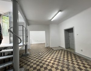 Spatiu comercial cu geamuri la str. Horea, partial demisol