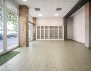 Spatiu comercial ,doua sali de desfacere,  depozit, birou, Str.Fabricii