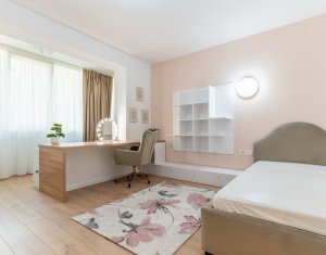 Apartament cu 4 camere si parcare in zona Platinia, cu parcare, pet friendly