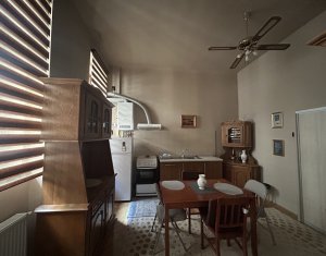 Apartament 3 camere, zona semi-centrala, 15 minute de centru