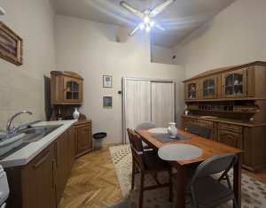 Apartament 3 camere, zona semi-centrala, 15 minute de centru