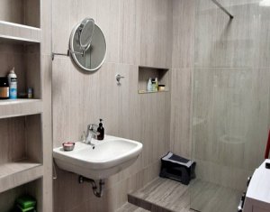 Inchiriere 3 camere lux, centru, parcare, prima inchiriere