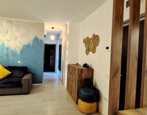 Inchiriere 3 camere lux, centru, parcare, prima inchiriere