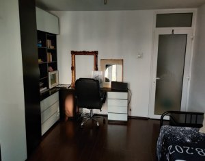 Apartament 4 camere in zona Plopilor 