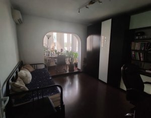 Apartament 4 camere in zona Plopilor 