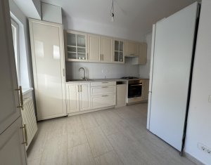 Apartament cu 2 camere, decomandat, nemobilat, 60 mp